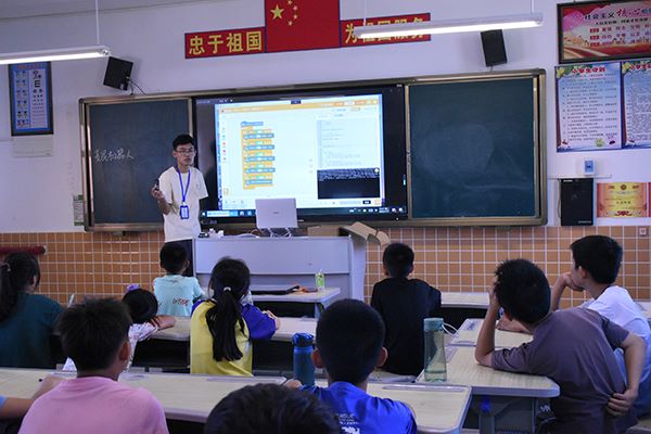“山河承宇”實踐隊開設麥昆機器人特色課程|機器人課程進鄉村學校，點亮學生科技夢想