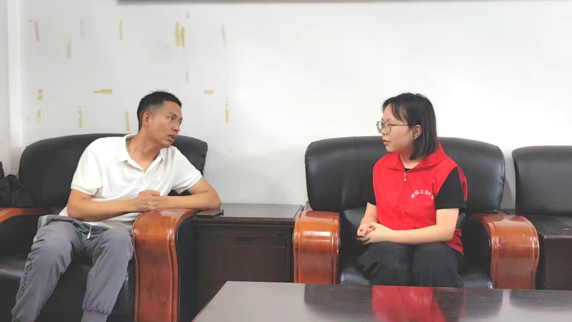 以清朗之音通四海，用普通話語興鄉(xiāng)村。