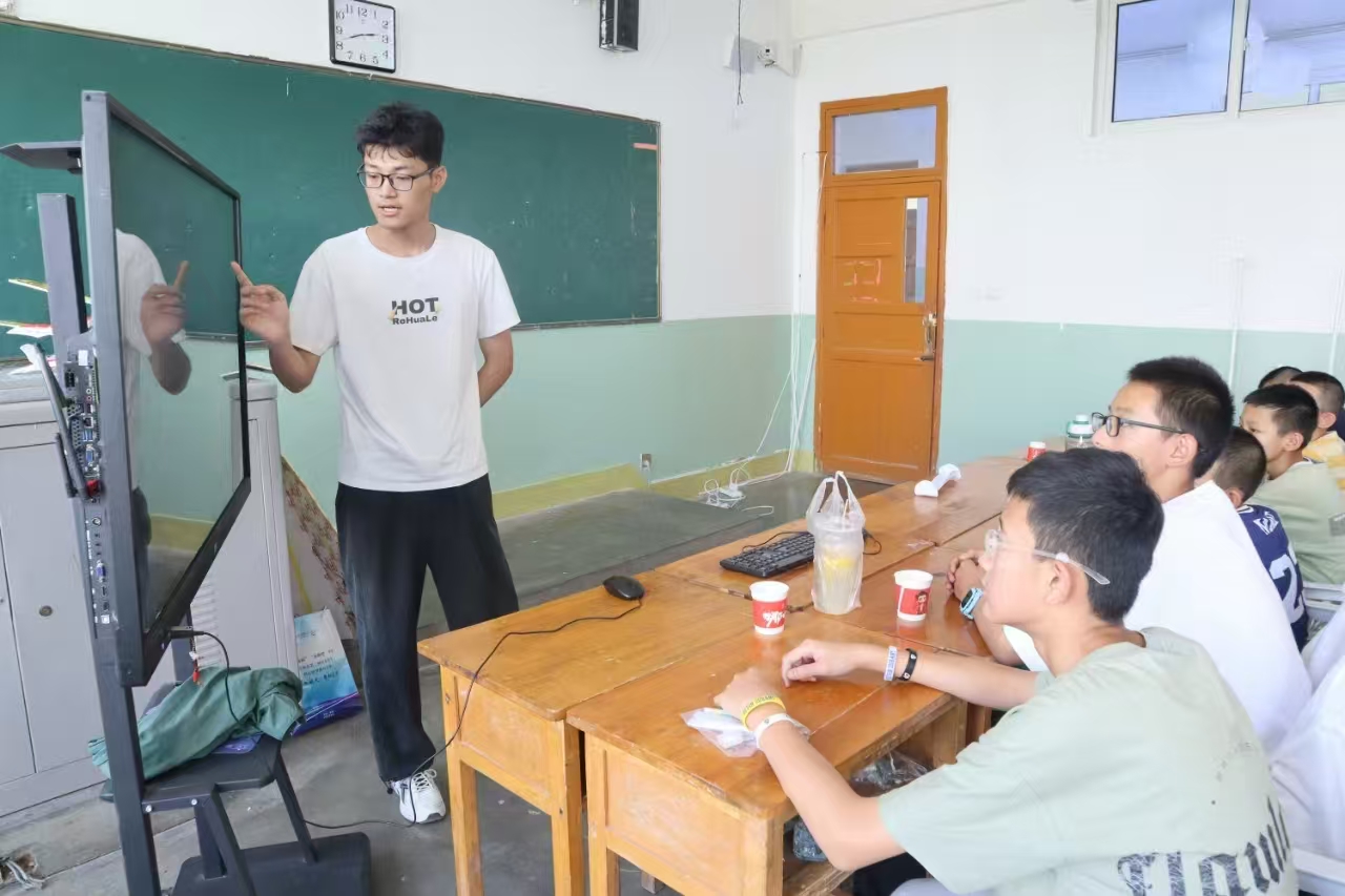 航模載夢升空  點(diǎn)亮科學(xué)童心