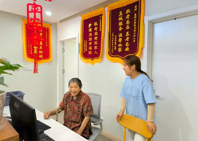 關(guān)愛老人，傳遞溫暖