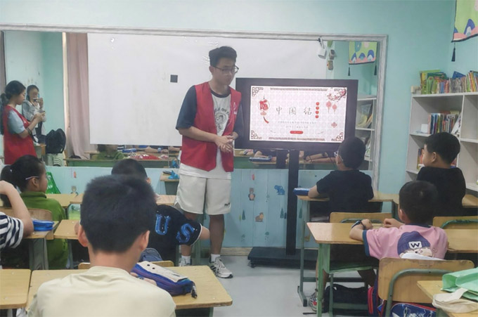 成都理工大學(xué)“三下鄉(xiāng)”：微光聚涼水，暖意伴童行