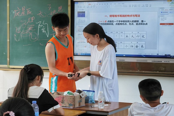武昌理工學院三下鄉(xiāng)：練得一手好字，見字如面