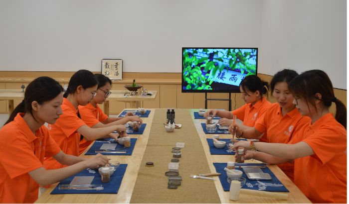 湖南工商大學(xué)：懷化非遺館里深研學(xué)，苗侗文化魅力綻新輝