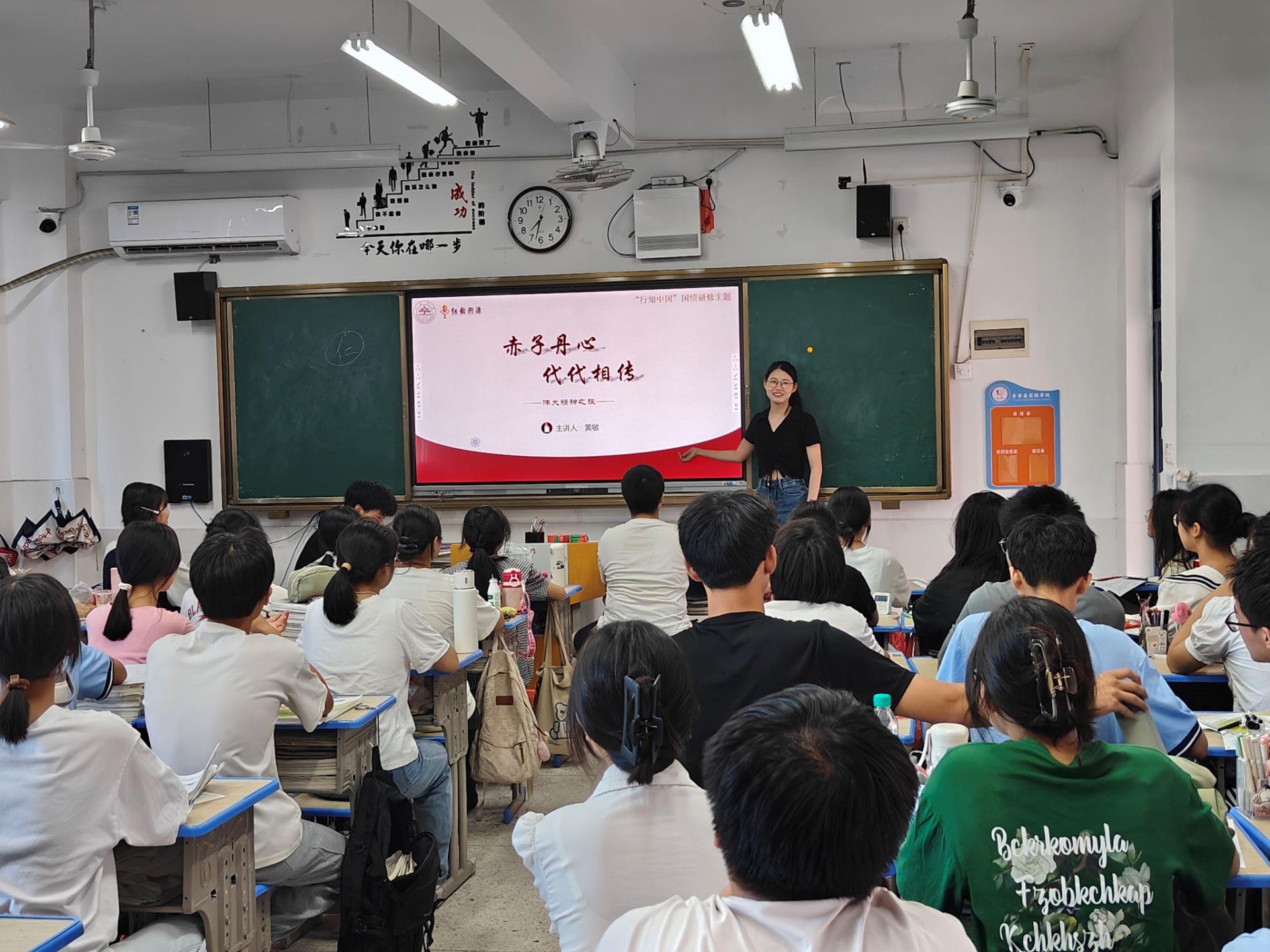 山東大學(xué)(威海)海洋學(xué)院紅韻溯源尋訪團(tuán)  走進(jìn)學(xué)?！_展紅色文化宣傳