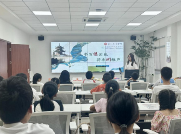 荷風搖古韻，詩字潤善心