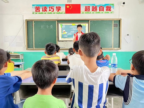 南京財(cái)經(jīng)大學(xué)學(xué)子三下鄉(xiāng)：靈動時(shí)光舞筆墨，文體課程燃童心
