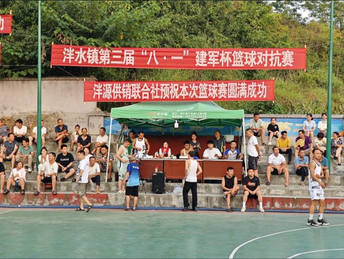 中場(chǎng)休息變“課堂”，貴大學(xué)子送 “錦囊” ---遵義泮水鎮(zhèn)廣場(chǎng)上演別樣防詐宣傳