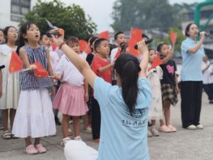 童聲頌黨恩 青山寄新夢：重外院學子三下鄉文藝匯演唱響《國家》
