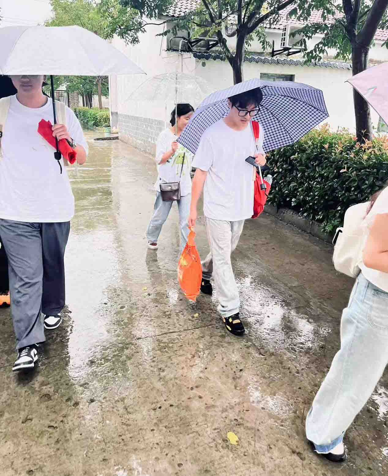 志愿者朱金龍：以實(shí)際行動扎根基層，全心全意體驗(yàn)青春風(fēng)采。