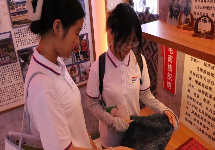 毛南館展團(tuán)結(jié)韻，學(xué)子心感民族情