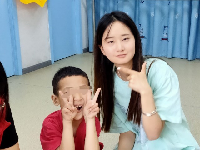 大手拉小手，青春共成長
