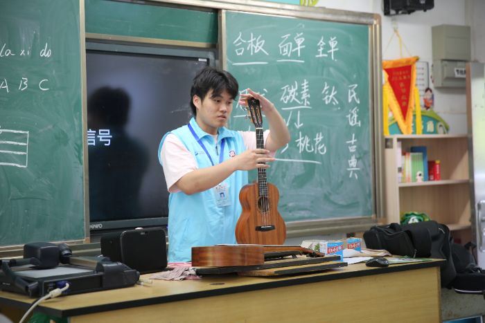 以愛為墨，書盡此行———廣州華商學(xué)院童心筑夢實踐團2025百千萬工程活動總結(jié)