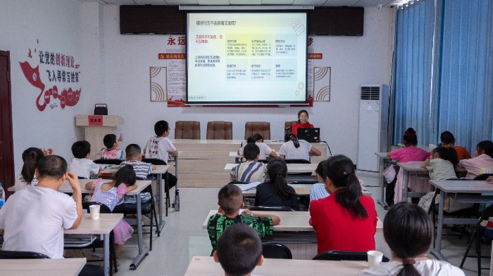 塔里木大學胡楊學子實踐行：“‘艾’不沉默，禁毒有聲”教育宣講調研團開展禁毒防艾宣講，筑牢社會防線