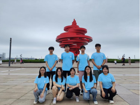 青島科技大學(xué)赴青島市“巡禮藍(lán)海情，筑夢(mèng)文明行”文明旅游實(shí)踐團(tuán)隊(duì)赴五四廣場(chǎng)、小麥島、棧橋參觀——文明出行， 一路潔凈