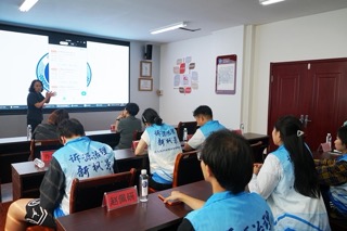 圖為調研隊成員在聽取溯源治理工作的報告。
